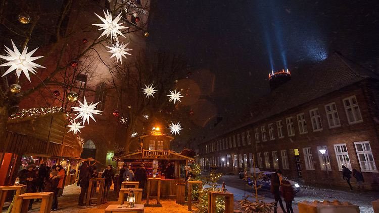 Auch wenn die AfD schon Alarm schlägt: An der St. Johanniskirche in Lüneburg wird Weihnachten ebenso gefeiert wie am Johanneum.