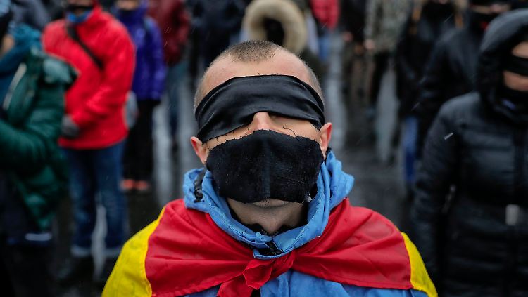 Demonstranten gegen die rumänische Justizreform verbanden sich Augen und Mund mit schwarzen Tüchern.