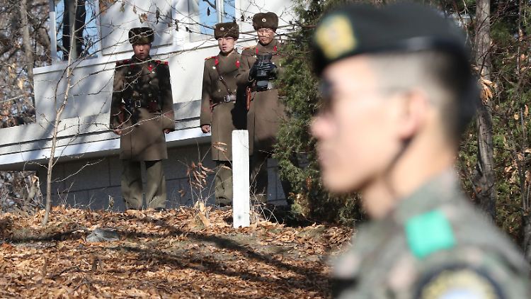 In der demilitarisierten Zone (DMZ) zwischen beiden Ländern kommen die Soldaten einander teilweise sehr nahe.