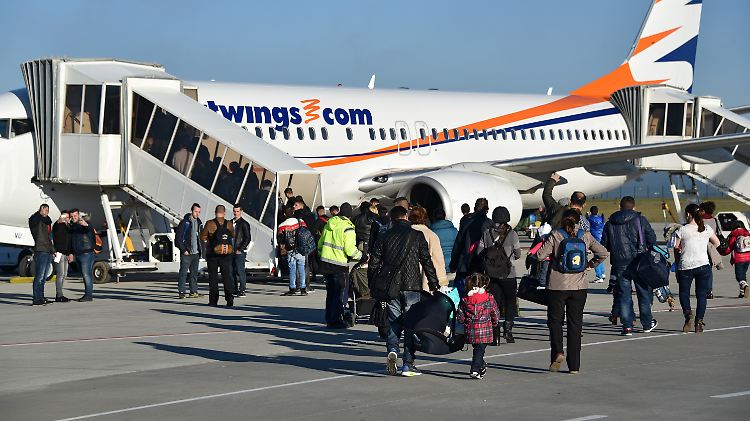 Abgelehnte Asylbewerber aus Albanien und dem Kosovo kurz bevor sie im Winter 2015 Deutschland verlassen.