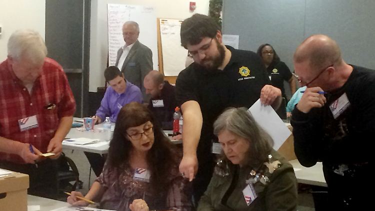 Sitzung der Wahlkommission im 94. Wahlbezirk Newport News.