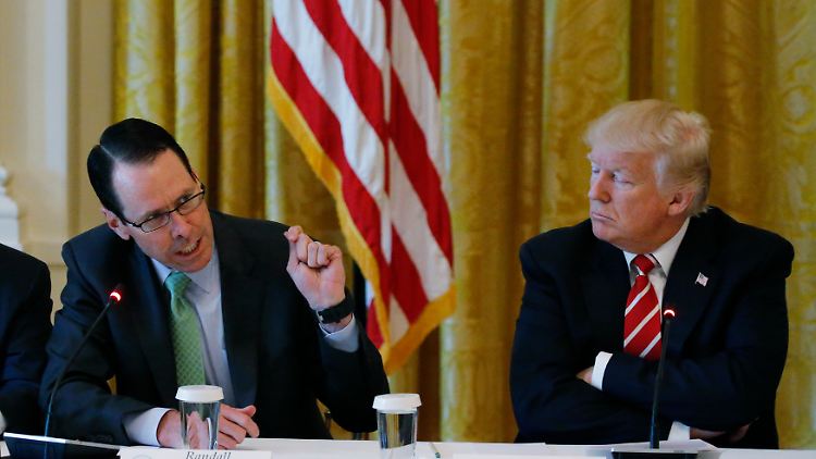 AT&T-Chef Randall Stephenson mit US-Präsident Donald Trump.