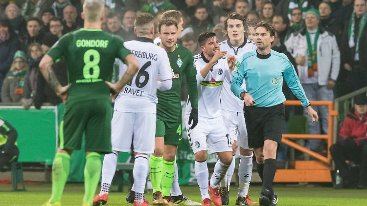 Guido Winkmann macht im Pokalspiel zwischen Bremen und Freiburg einen Fehler - entschuldigt sich aber später.