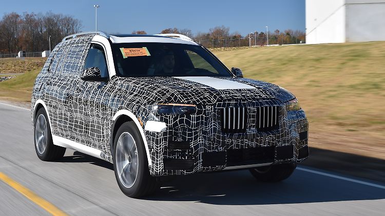 Trotz der Tarnung sind der mächtige Kühlergrill und die LED-Scheinwerfer des BMW X7 gut zu erkennen.