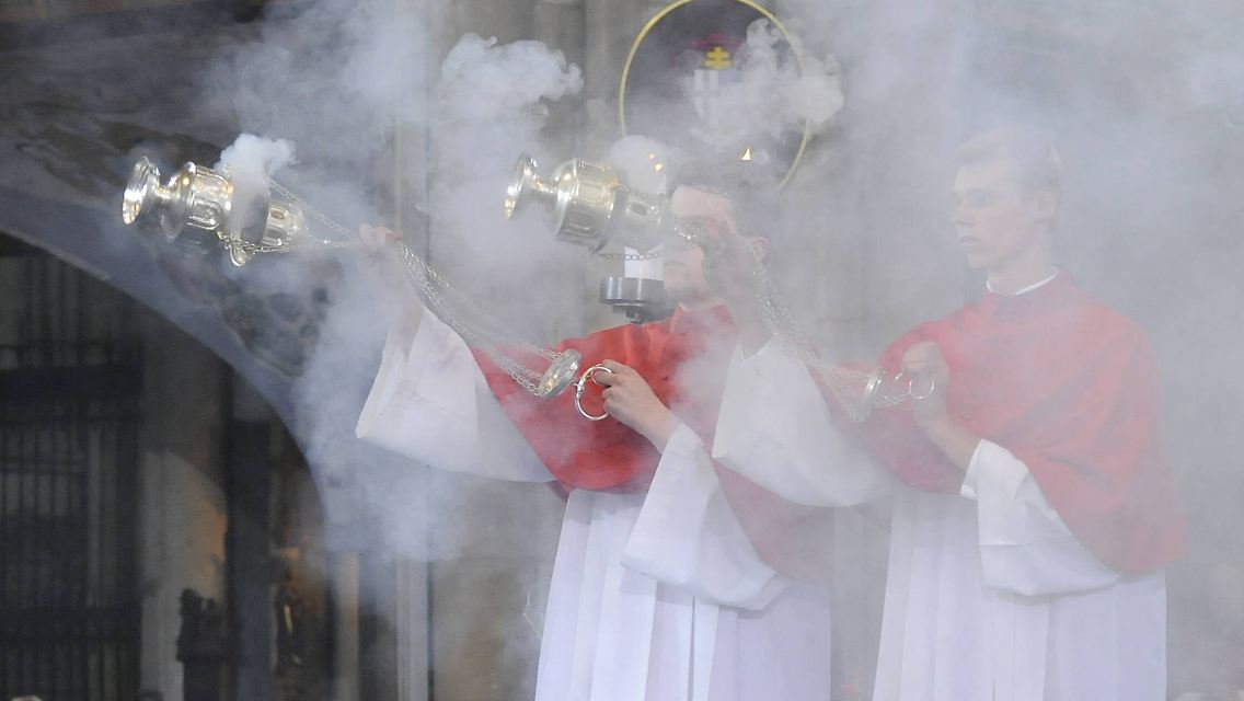 Viel hilft viel: Zwei Messdiener sorgen für ordentlich Stimmung im Gottesdienst.