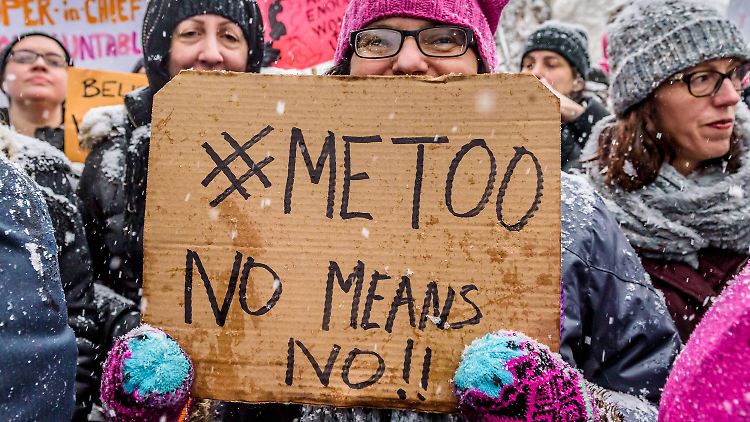 In New York demonstrierten Dutzende Frauen vor dem Trump Tower. Der US-Präsident wurde bereits mehrfach beschuldigt, sexuell übergriffig gewesen zu sein. Konsequenzen hat er nicht gezogen.