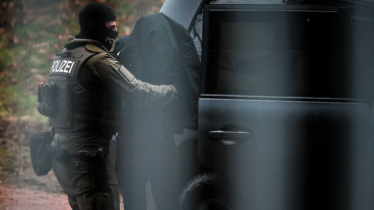 Dezember 2017: Die Polizei führt einen verdächtigen Islamisten ab, der mutmaßlich in Karlsruhe einen Anschlag begehen wollte.