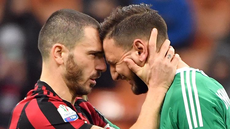 Tröste sich, wer kann: Im Bild befolgen Leonardo Bonucci und Gianluigi Donnarumma die neue Milan-Devise.