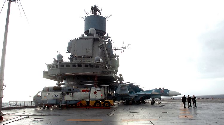 Der russische Flugzeugträger Kuznetsov im Hafen der Marinebasis in Tartus.