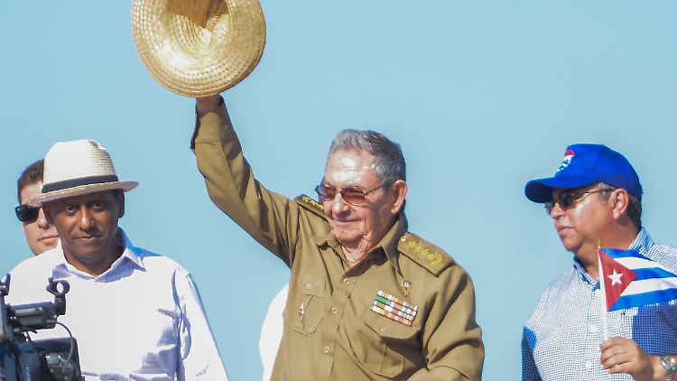 Raúl Castro nimmt seinen Hut.