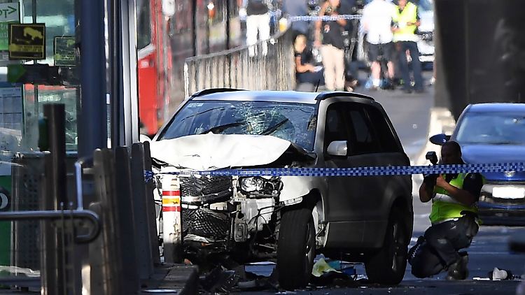 Augenzeugen berichten, dass der Fahrer absichtlich und mit hohem Tempo von etwa 100 Kilometern pro Stunde in die Passanten gerast ist. 
