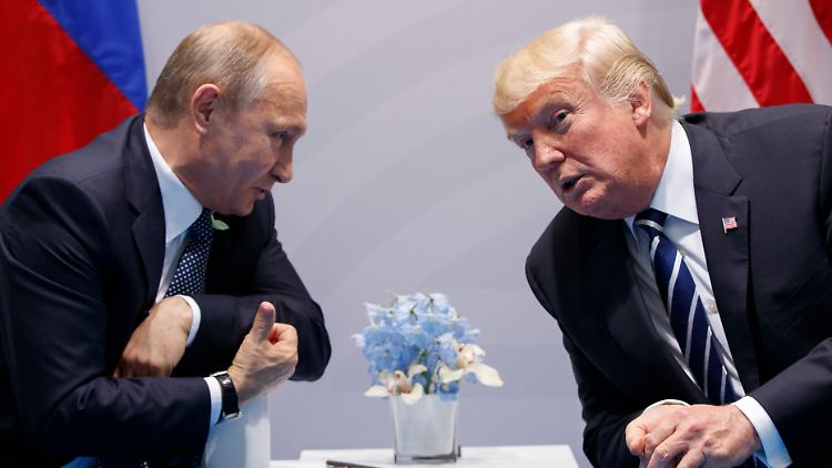 Es gibt keine Beweise, dass Putin und Trump in irgendeiner Form miteinander konspiriert hätten - dem US-Präsidenten gelingt es aber immer wieder, genau dieses Thema am köcheln zu halten.
