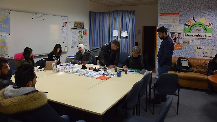 Die spartanischen Geschäftsräume der Integrationslotsen: Vahap Aladag (2.v.r.) berät gerade mit seinen Kollegen das weitere Vorgehen im Fall einer jesidischen Familie.