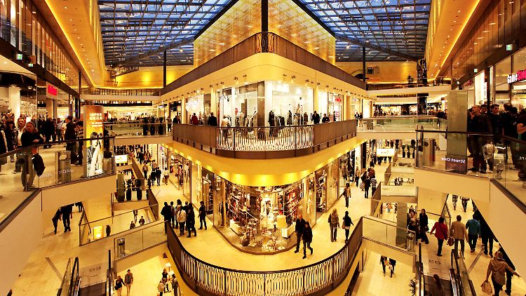 Verbraucher werden auch 2018 auf ausgedehnte Shoppingtouren gehen.