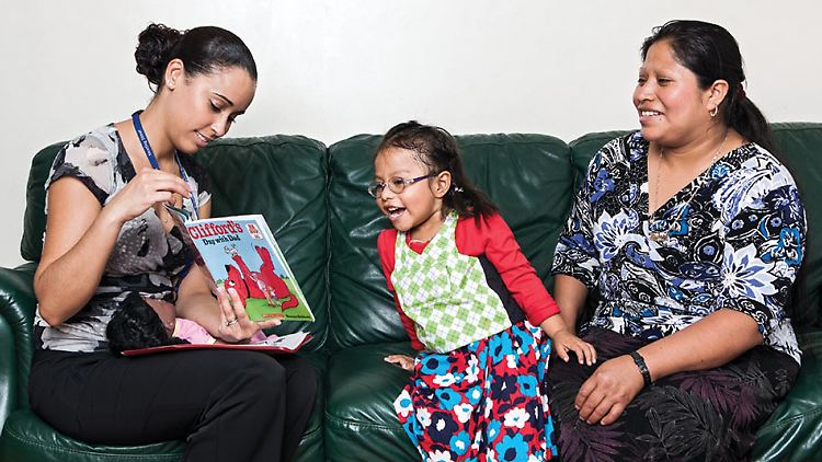 Ein Kind, das auch an der Untersuchung teilnimmt, sieht sich mit zwei Erwachsenen ein Buch an. Es wird über den Inhalt gesprochen.