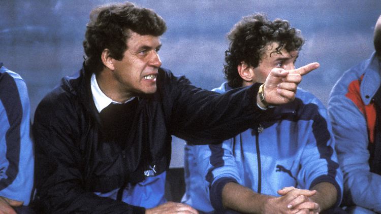 Otto Rehhagel trainiert unter anderem Rudi Völler. Und steuert "die dritte Vizemeisterschaft hintereinander" an.