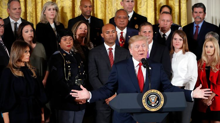 Donald Trump erklärt am 26. Oktober den "nationalen Gesundheitsnotstand". Ein Wort weniger hätte mehr geholfen.