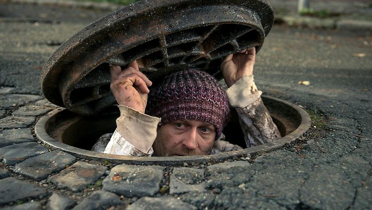 Gobi (Jürgen Vogel) schaut vorsichtig aus seinem Versteck.