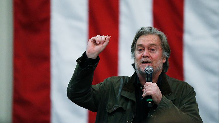 Der zerknitterte Auftritt ist sein Markenzeichen: Steve Bannon im Wahlkampf für Roy Moore.