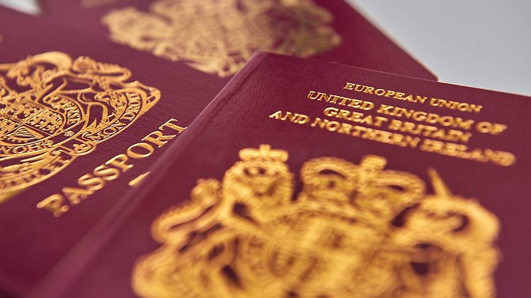Erst verschwindet der Schriftzug "European Union", dann ändert sich die Farbe des Passes. Das Innenministerium spricht von "nationaler Identität".