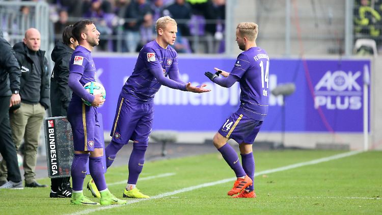 Sören Bertram (M.) spielt heute beim FC Erzgebirge Aue. Von der Nationalmannschaft kann er nur noch träumen.