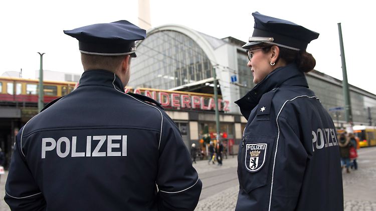 Die Polizei konnte einen jungen Mann aus der Gruppe fassen. (Symbolbild)