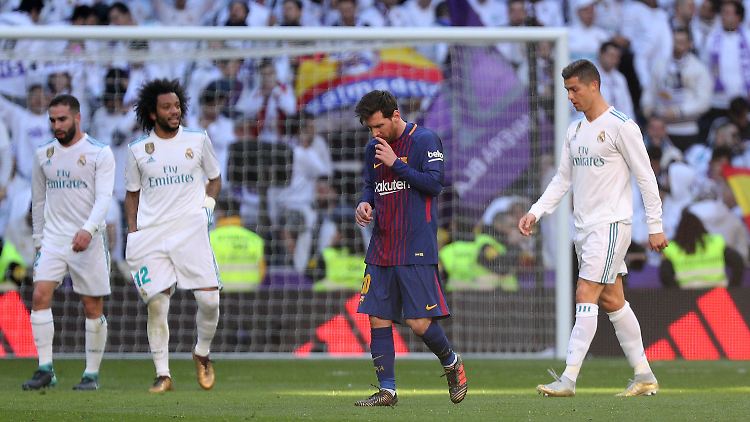 Barcelona-Star Lionel Messi konnte sich noch nicht in Szene setzen gegen Real Madrid um Erzrivale Cristiano Ronaldo (r.).