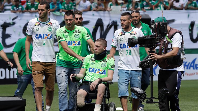 Die drei überlebenden Hoffnungsträger der Chapecoense-Tragödie: Neto (l.), Torwart Jackson Follmann (M.) und Alan Ruschel (r.).