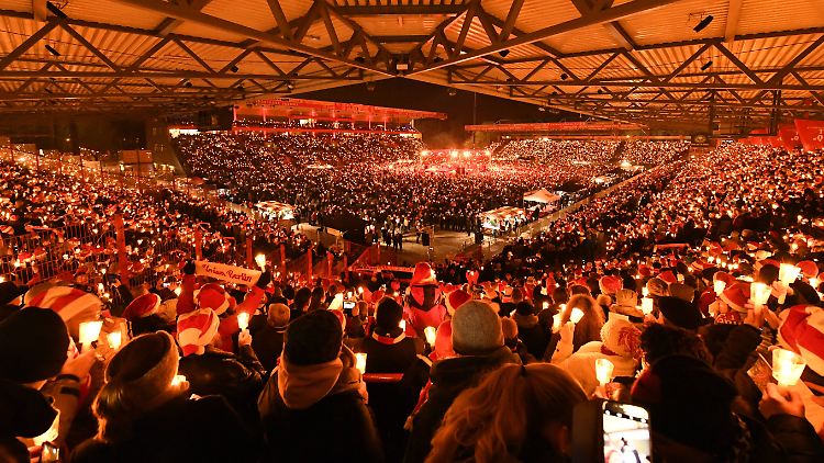 Wer schief singt, muss sich nicht grämen: Bei 28.500 Besuchern geht die eigene Stimme ohnehin unter.