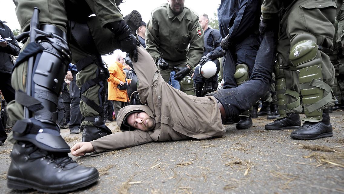 Schon lange fordern Grüne, Linke und Menschenrechtsorganisationen die Kennzeichnungspflicht, um effektiver gegen Polizeiwillkür vorgehen zu können. (Im Bild: Polizisten räumen eine Straßenblockade beim Castor-Transport 2008).