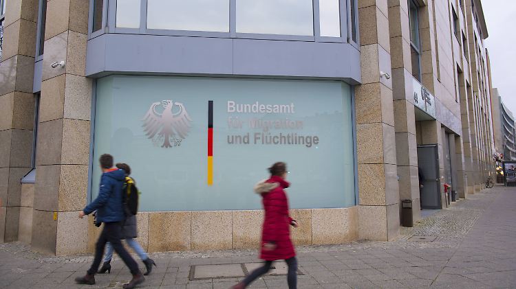 Während Asylbewerber 2015 im Schnitt 5,2 Monate warten mussten, hat sich die Bearbeitungsdauer mit 10,7 Monaten mehr als verdoppelt. 