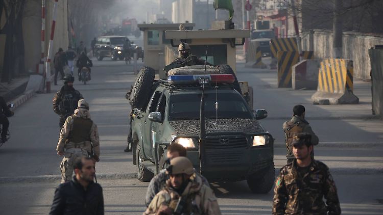 Polizisten am Anschlagsort in Kabul.