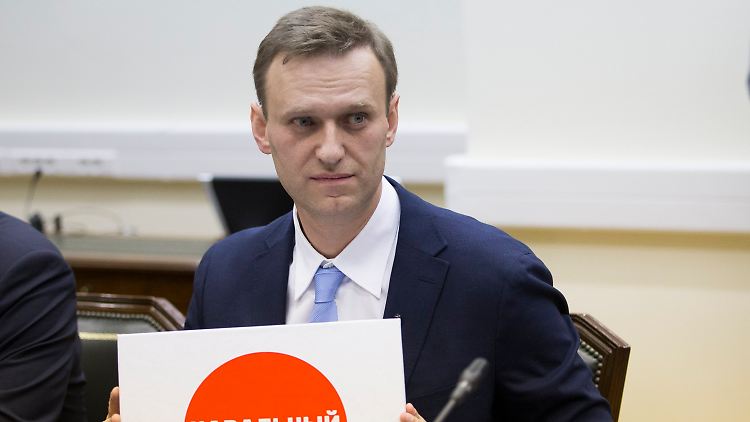 Nawalny sammelte Unterschriften von Unterstützern.