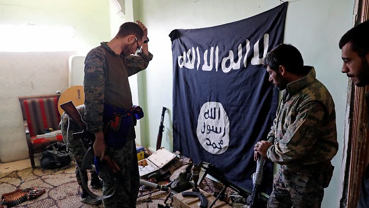 Kämpfer der syrischen demokratischen Kräfte haben den mutmaßlichen IS-Kämpfer an die USA übergeben.