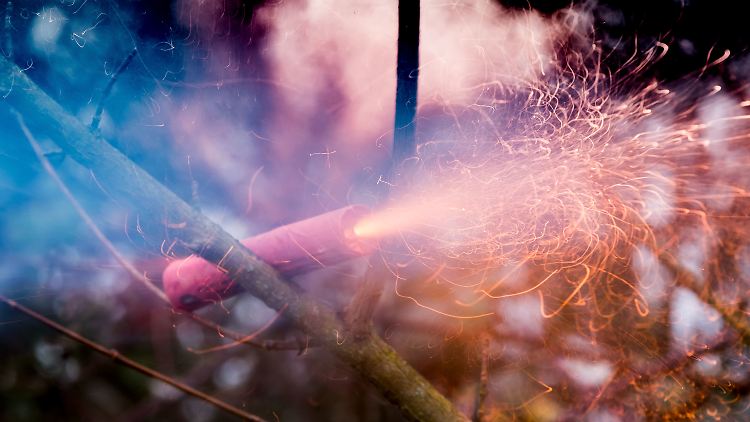 Laute Silvesterböller können ein Knalltrauma auslösen.
