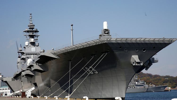 Ein Kriegsschiff der japanischen Armee in Yokosuka, südlich von Tokio.
