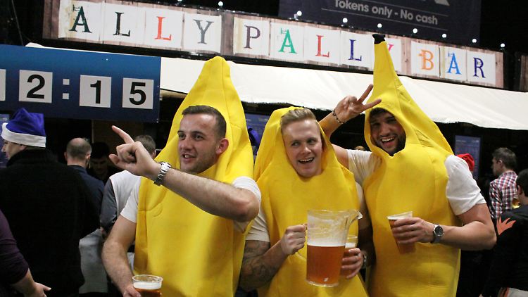Schrille Kostüme und viel Bier - zwei wichtige Bestandteile des Darts-Spaßes.