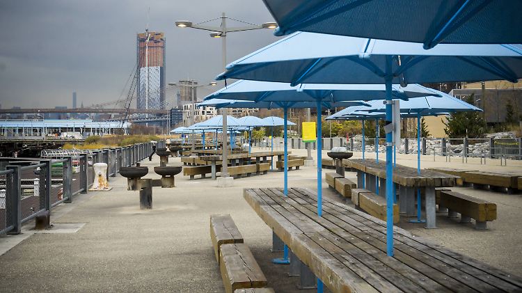 Picknickplätze im Brooklyn Bridge Park.