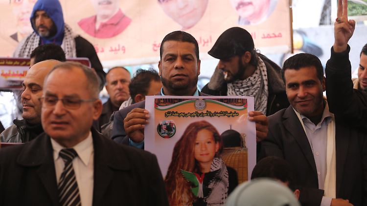 Ahed Tamimi wurde schon als Kind zu einem bekannten Gesicht des palästinensischen Widerstands. Im Internet gibt es viele Videos, wie sie schwer bewaffnete israelische Soldaten provoziert.