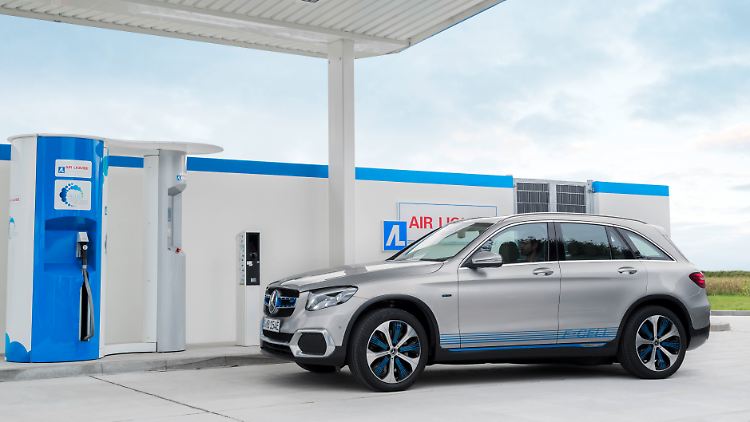 Der Mercedes GLC-F-Cell fährt mit Wasserstoff und Strom.