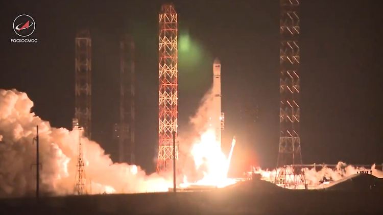 Der Start in Baikonur: Der angolanische Satellit sitzt in einer Schutzhülle unter der Spitze der Zenit-Trägerrakete.