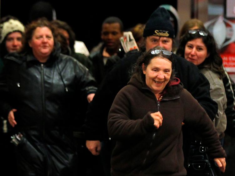 Zweifellos ein Moment reinen Glücks: Kurz nach Mitternacht starten die Händler umfangreiche Sonderangebote. Bei Target in Lanesborough, Massachusetts schlägt die Stunde der Schnäppchenjäger.