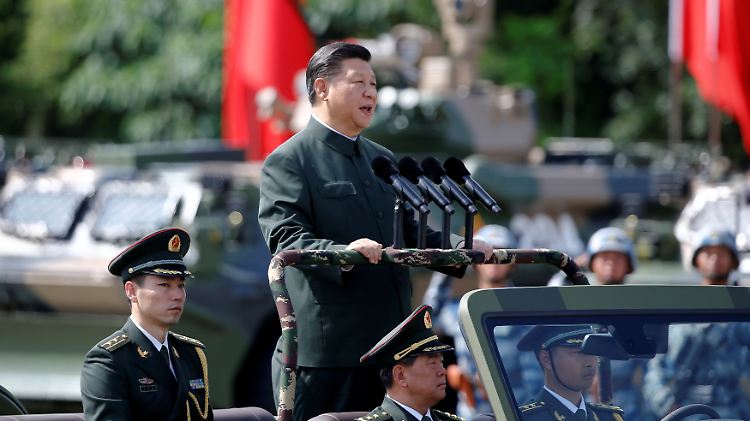 Xi Jinping bei einer Truppeninspektion in Hongkong.
