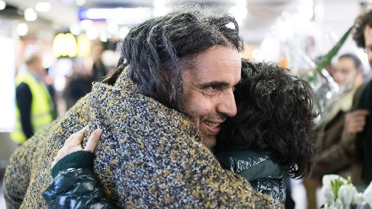 Sharo Garip wird am Düsseldorfer Flughafen von einer Freundin begrüßt.