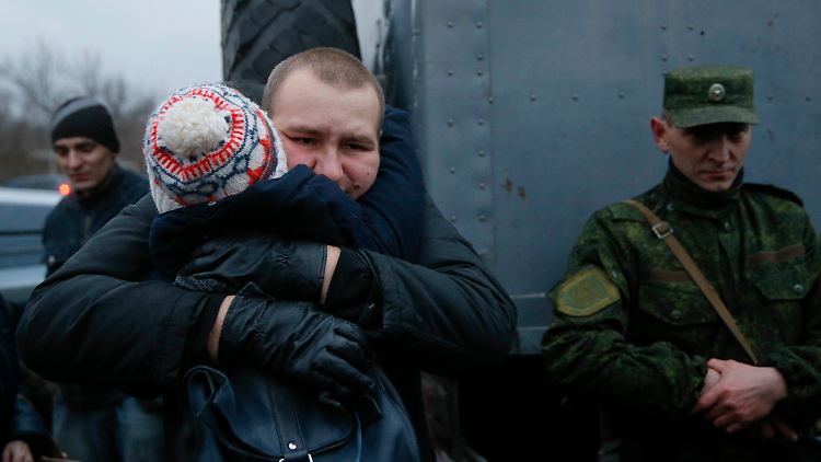 Ein ukrainischer Soldat nach seiner Freilassung.