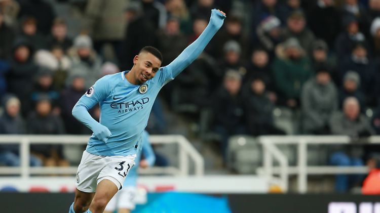 Stürmer Gabriel Jesus freut sich über den Rekordsieg seiner Mannschaft. 