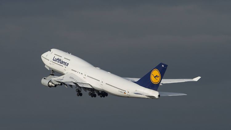Auf der Strecke zwischen Berlin und Frankfurt am Main setzt Lufthansa inzwischen mit der Boeing 747-400 ein Großraumflugzeug ein.