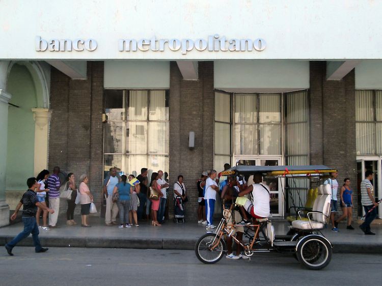 Besser auf der sicheren Seite sein: Vor der staatlichen Bank in der Galiano-Straße in Havanna hat sich eine lange Schlange gebildet.