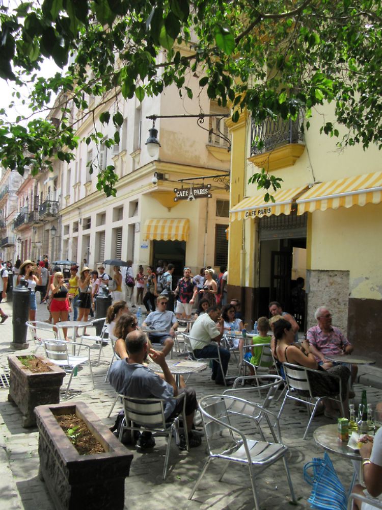 Touristen in einem Lokal in Havanna: In Kuba empfiehlt es sich, die Rechnung genau zu kontrollieren.