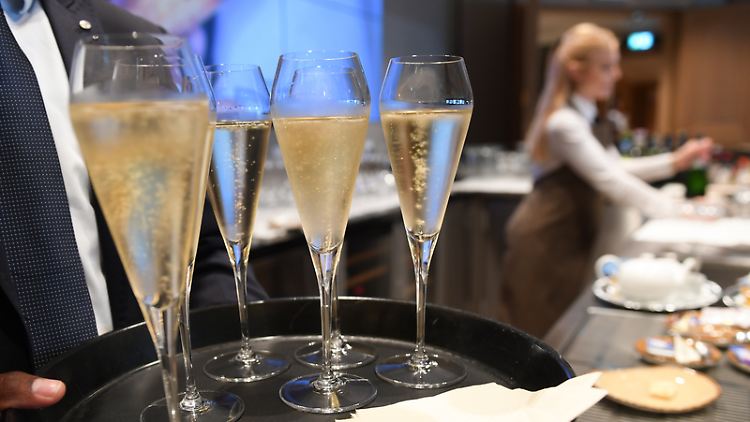 Champagner-Forscher haben unter anderem festgestellt, dass ein Kühlen des Getränks dazu führt, dass in jeder Blase weniger Alkohol transportiert wird.